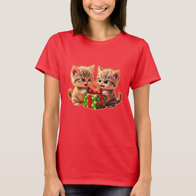 Camiseta **Cute Kittens Fighting Over a Gift – Funny Christ (Frente)