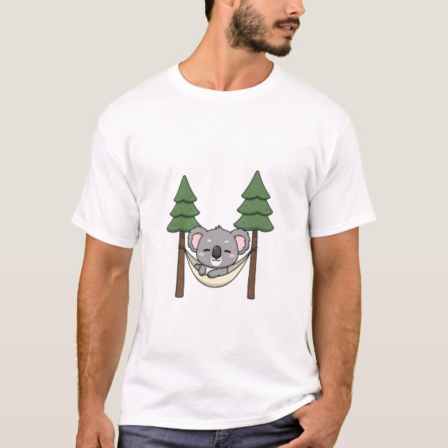 Camiseta Cute Koala Sleeping in Hammock Between Two Pine (Frente)