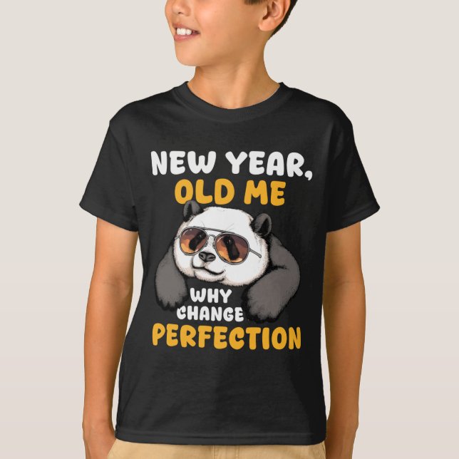 Camiseta Cute Lazy Panda New Year Old Me 2026 Funny Sarcast (Frente)