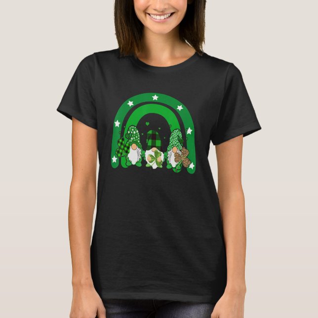 Camiseta Cute Lucky Rainbow Gnome Happy St Patricks Day Fam (Frente)