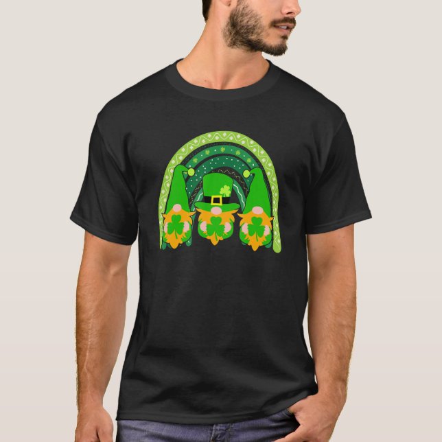 Camiseta Cute Lucky Rainbow Gnome Happy St Patricks Day Fam (Frente)
