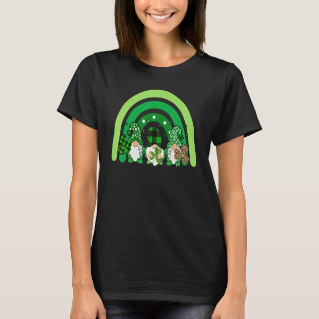 Camiseta Cute Lucky Rainbow Gnome Happy St Patricks Day Fam (Frente)
