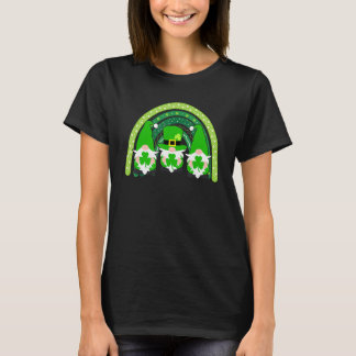 Camiseta Cute Lucky Rainbow Gnome Happy St Patricks Day Fam