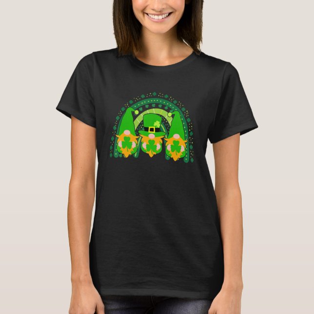 Camiseta Cute Lucky Rainbow Gnome Happy St Patricks Day Fam (Frente)