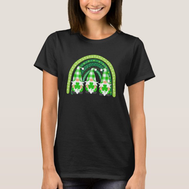 Camiseta Cute Lucky Rainbow Gnome Happy St Patricks Day Fam (Frente)