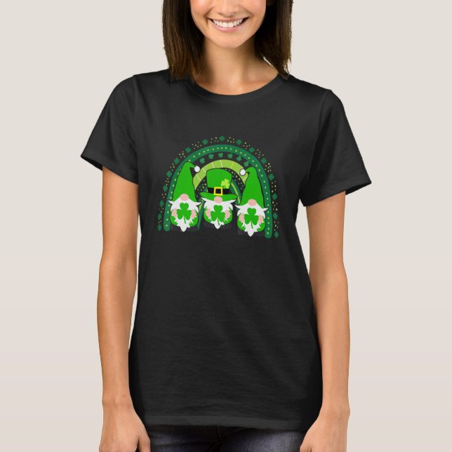 Camiseta Cute Lucky Rainbow Gnome Happy St Patricks Day Fam (Frente)