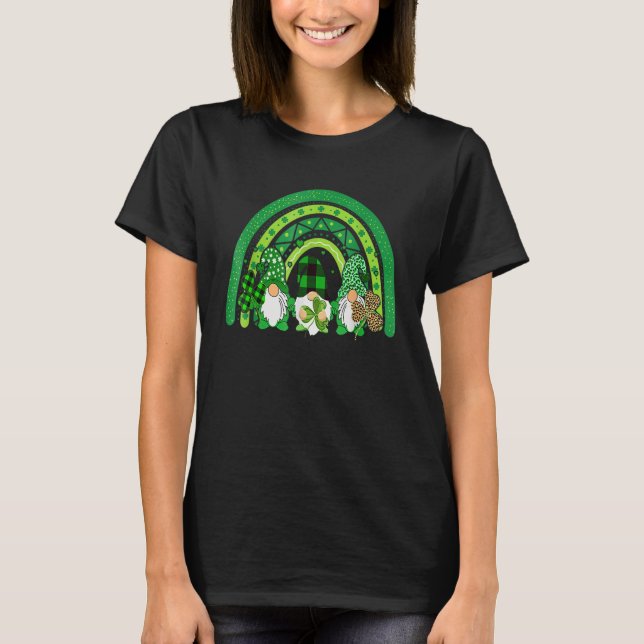 Camiseta Cute Lucky Rainbow Gnome Happy St Patricks Day Fam (Frente)