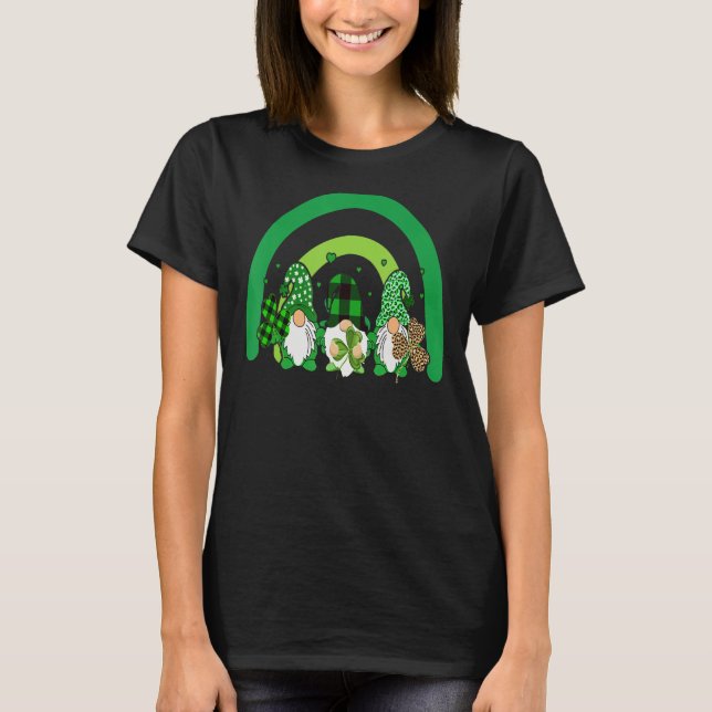 Camiseta Cute Lucky Rainbow Gnome Happy St Patricks Day Fam (Frente)