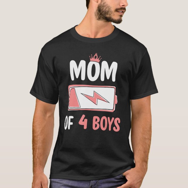 Camiseta Cute Mom Of 4 Sons Low Battery Mommy Mother s Day (Frente)