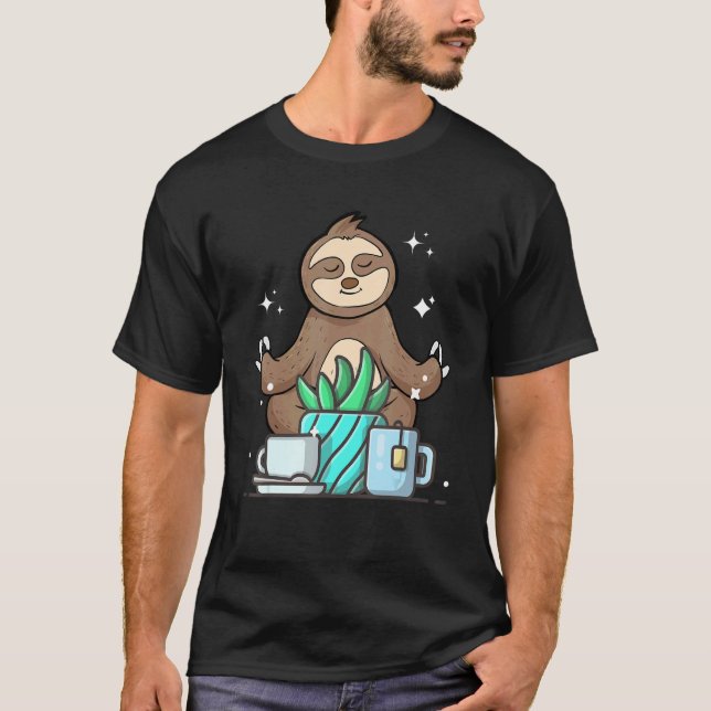 Camiseta Cute Namaste Sloth Do Yoga Gardening  Coffee (Frente)