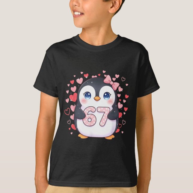 Camiseta Cute Penguin 67 Six Seven Valentine Hearts 6 7 Mem (Frente)