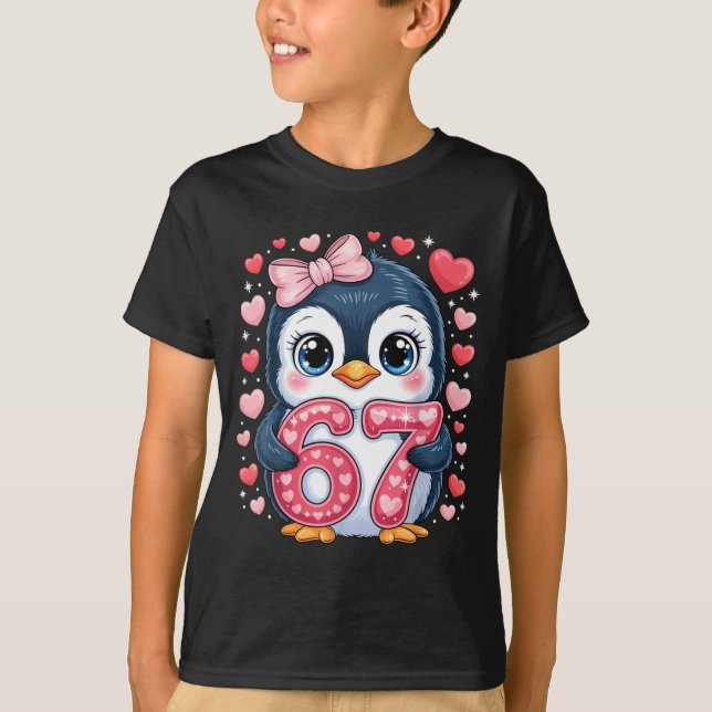 Camiseta Cute Penguin 67 Six Seven Valentine Hearts 6 7 Mem (Frente)