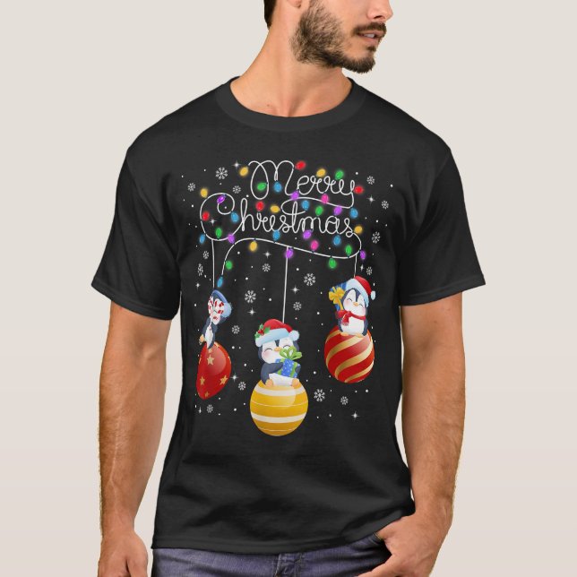 Camiseta Cute Penguins Merry Christmas Lights Ornaments Bal (Frente)