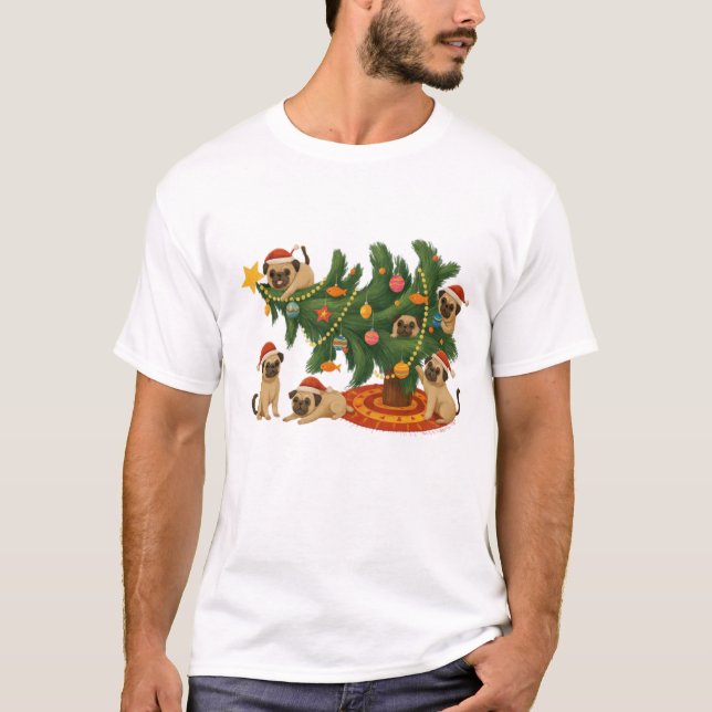 Camiseta Cute Pug Christmas Tree Scene – Funny Holiday Dogs (Frente)