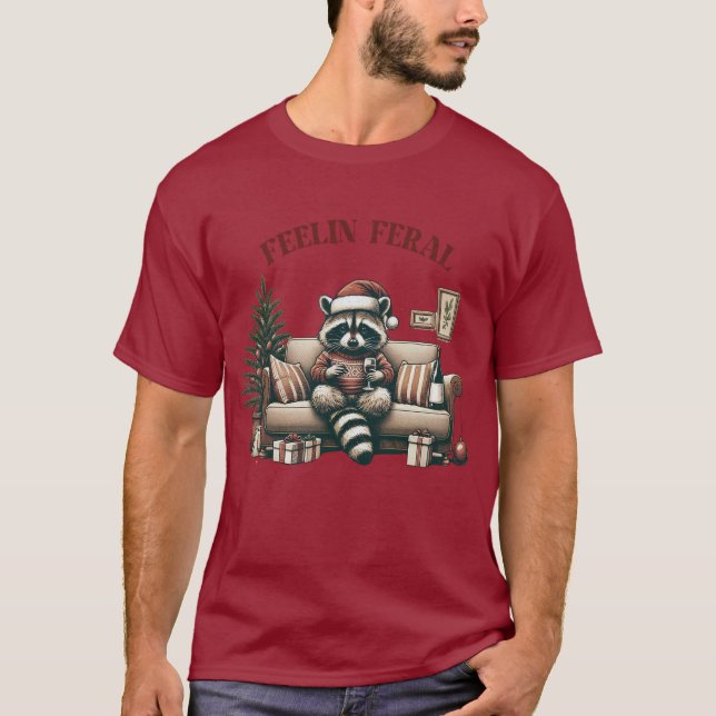 Camiseta Cute Raccoon Engraçado Feelin Feral Christmas (Frente)