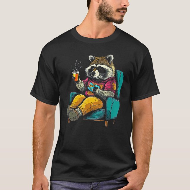 Camiseta Cute Raccoon Enjoys Food on Couch (Frente)