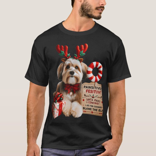 Camiseta ​Cute Small Dog in Reindeer Antlers & Bow Tie  (Frente)