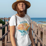 Camiseta Cute Vintage Beach levanta férias de sol feminina<br><div class="desc">Camisetas femininas lindas,  estilo vintage,  com lindas ondas lacrimogêneas e um sol brilhante com palmeiras no verão. O legal design de grunge é complementado com um texto especial e dilacerado,  de cor azul,  personalizado para as suas férias de família ou viagem à praia.</div>