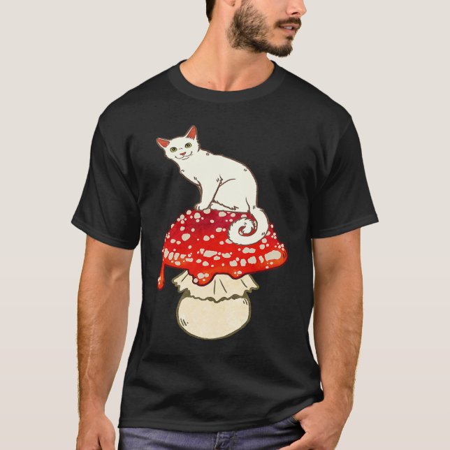 Camiseta Cute White Cat Sitting on Red Spotted Mushroom (Frente)