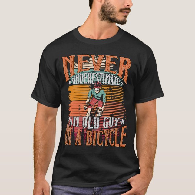 Camiseta Cycling Never Underestimate An Old Guy On A Bicycl (Frente)