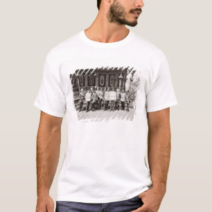Camiseta Czar Nicholas II (1868-1918) em pé no jardim