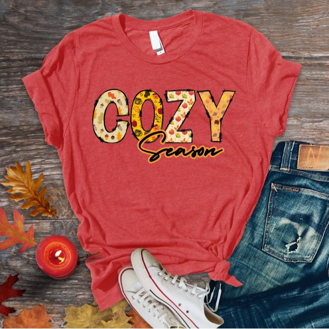 Camiseta da época das cozinhas (Cozy season doodle letters t-shirt design with floral autumn patterns)