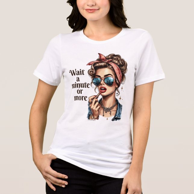 Camiseta da Garota Retro Sassy - Espere um minuto  (Frente)