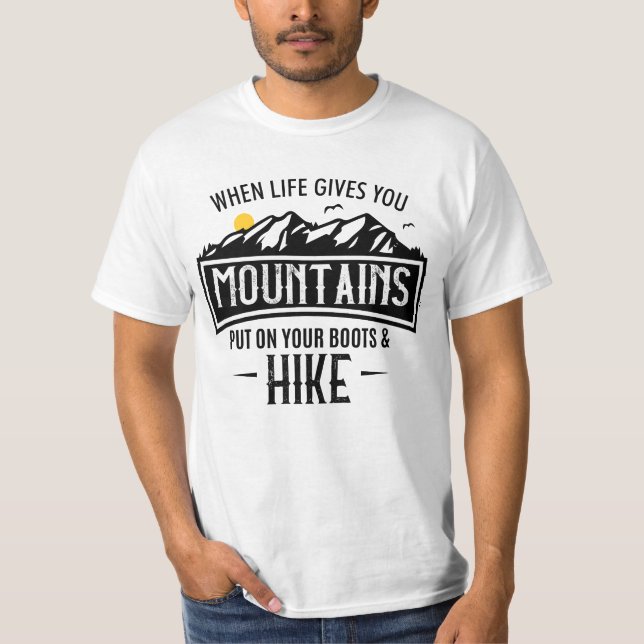 Camiseta dá-te montanhas a botas e caminhadas (Frente)