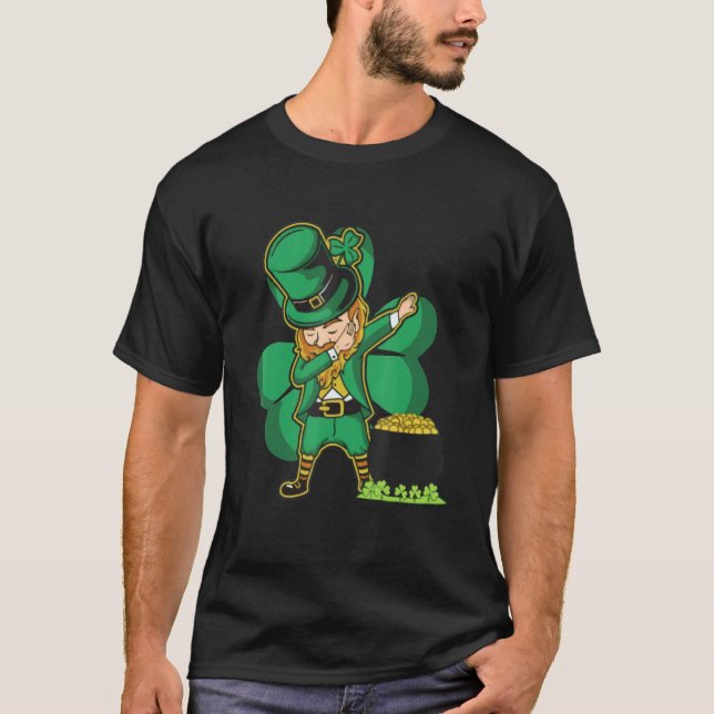 Camiseta Dabbing Cobalt with clover leaf and pot of gold (Frente)