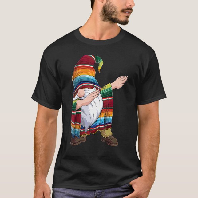 Camiseta Dabbing Gnome Cinco De Mayo Poncho Serape Mexicana (Frente)