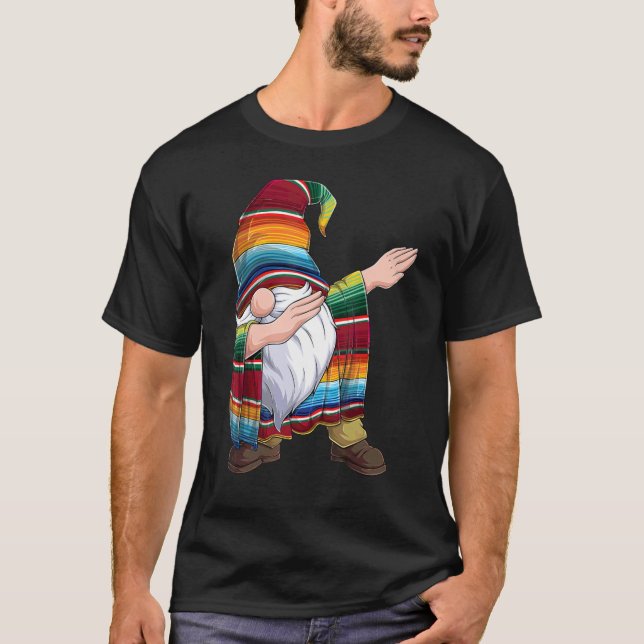 Camiseta Dabbing Gnome Cinco De Mayo Poncho Serape Mexicana (Frente)