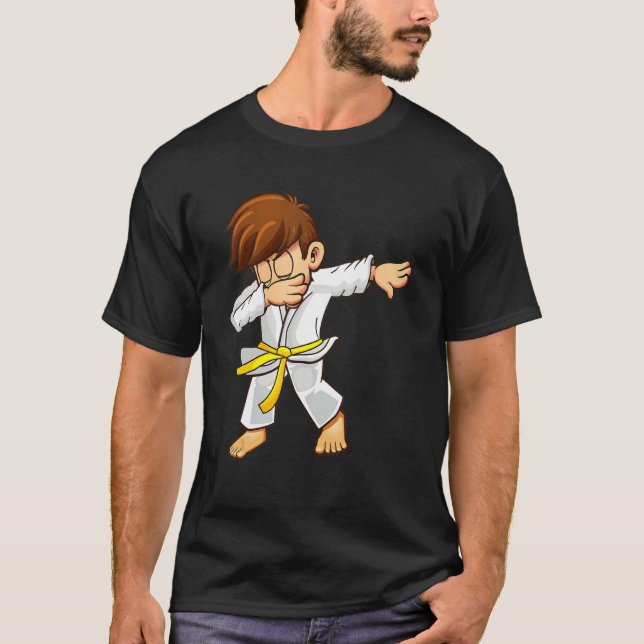 Camiseta Dabbing martial artists with yellow belt Karate an (Frente)