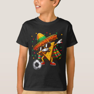 Camiseta Dabbing Nacho Sungles Jogando Futebol Cinco De May
