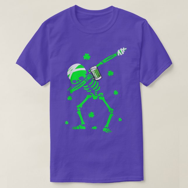 Camiseta Dabbing Skeleton Beer Beer Irish Shamrock Patch (Frente do Design)