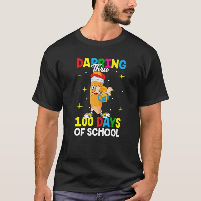 Camiseta Dabbing Thru 100 days of school Dab Crayons  Teach (Frente)