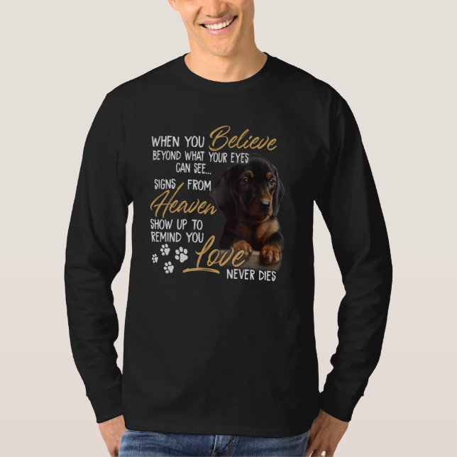 Camiseta Dachshund Acredita Que O Amor Do Céu Nunca Morre (Frente)