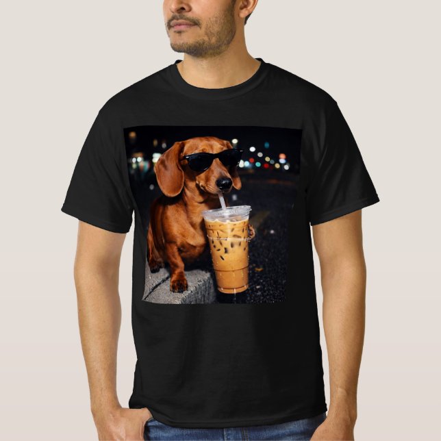 Camiseta Dachshund Bebendo Café com Gelo (Frente)