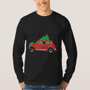 Camiseta Dachshund Dirigindo Um Carro Vermelho Com Uma Árvo