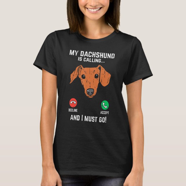 Camiseta Dachshund Está Chamando Eu Tenho Que Ir Para O Cac (Frente)