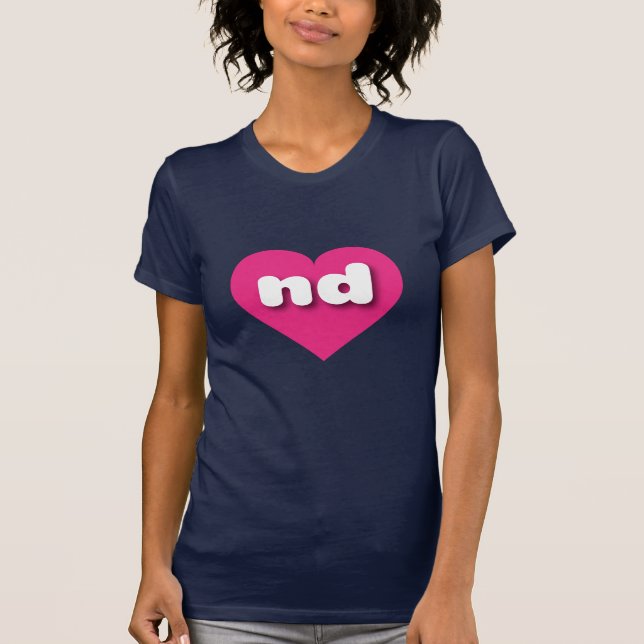 Camiseta Dacota do Norte, coração rosa quente - Eu amo e (Frente)