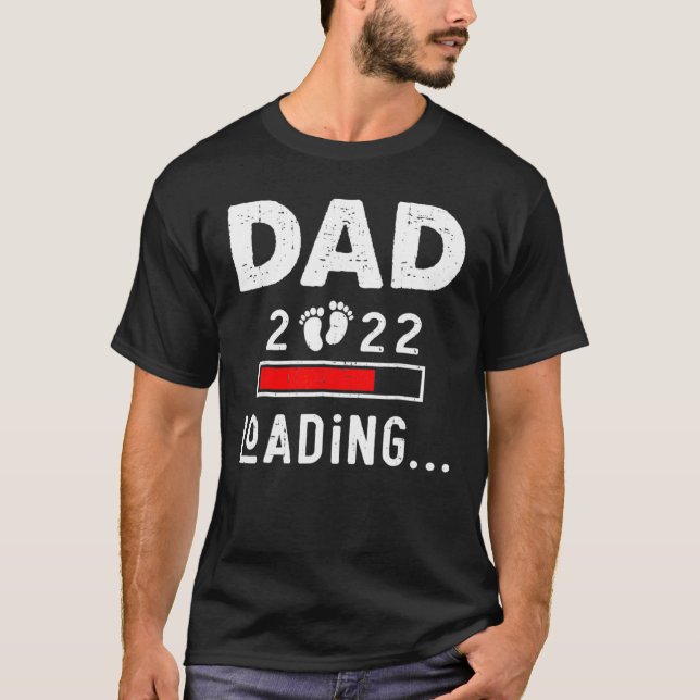 Camiseta Dad 2022 Is Loading New Dad Outfit First Time Fath (Frente)