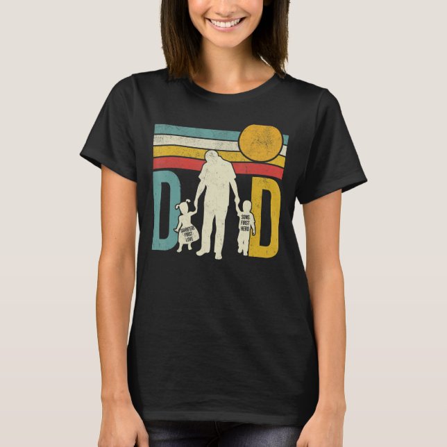 Camiseta Dad A Sons First Hero A Daughters First Love Fathe (Frente)