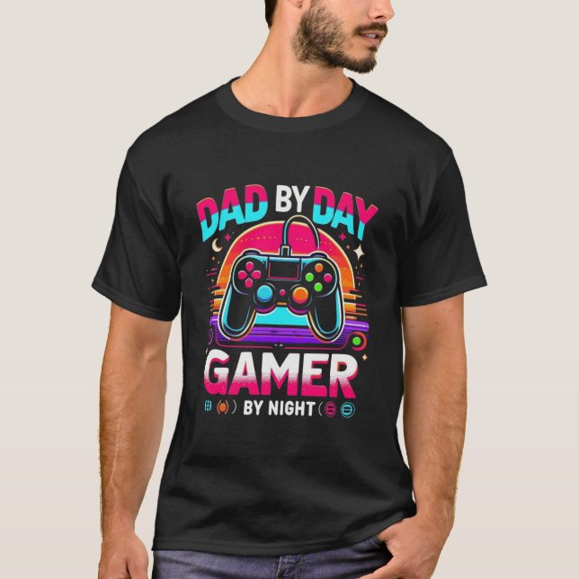 Camiseta Dad By Day Gamer By Night Vibrant Retro Controller (Frente)