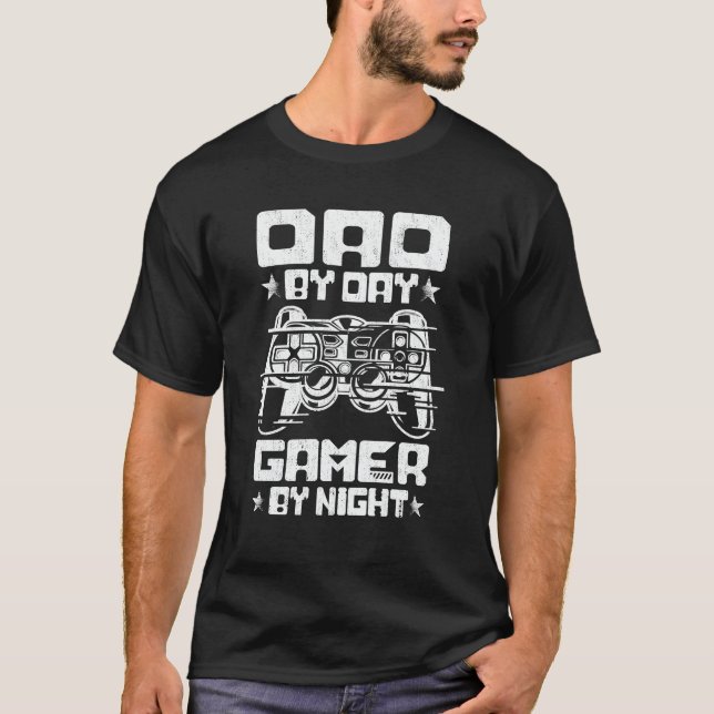 Camiseta Dad By Day Gamer By Night Video Gamer Gifts Gaming (Frente)