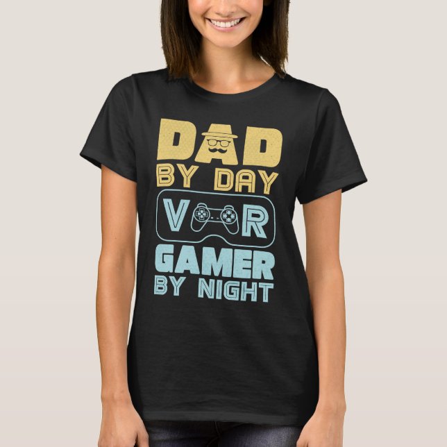 Camiseta Dad by Day VR Gamer By night VR Gaming Dad with my (Frente)