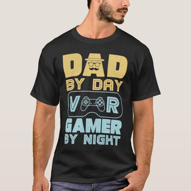 Camiseta Dad by Day VR Gamer By night VR Gaming Dad with my (Frente)