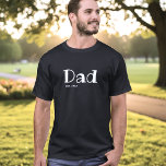 Camiseta Dad Established Minimal Black White<br><div class="desc">Celebrate the year he officially became a Dad with this stylish and thoughtful t-shirt. Featuring a modern, clean design, the customizable word "Dad" is boldly displayed with "Est." followed by the customizable year. It's the perfect gift for Father's Day, a new dad, a pregnancy announcement, or any day he wants...</div>