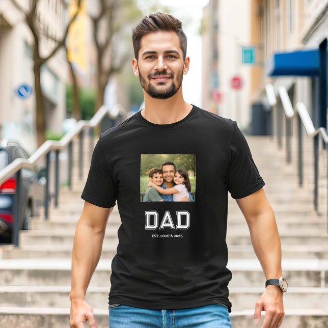 Camiseta Dad Established Photo Modern Typography Black (Dad Established design with photo and white modern sports-style text. The perfect Father's day gift!)