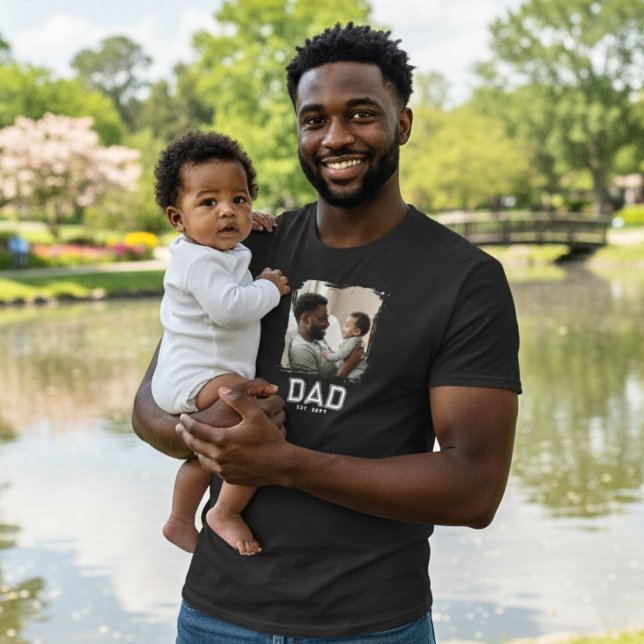 Camiseta Dad Established Year Bold White Black Photo (Criador carregado)