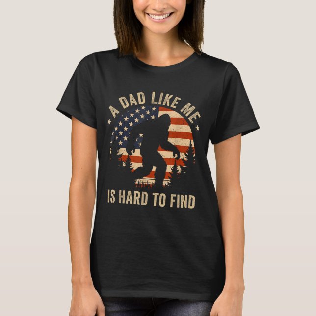 Camiseta Dad Like Me Is Hard To Find Bigfoot Usa Flag Funny (Frente)